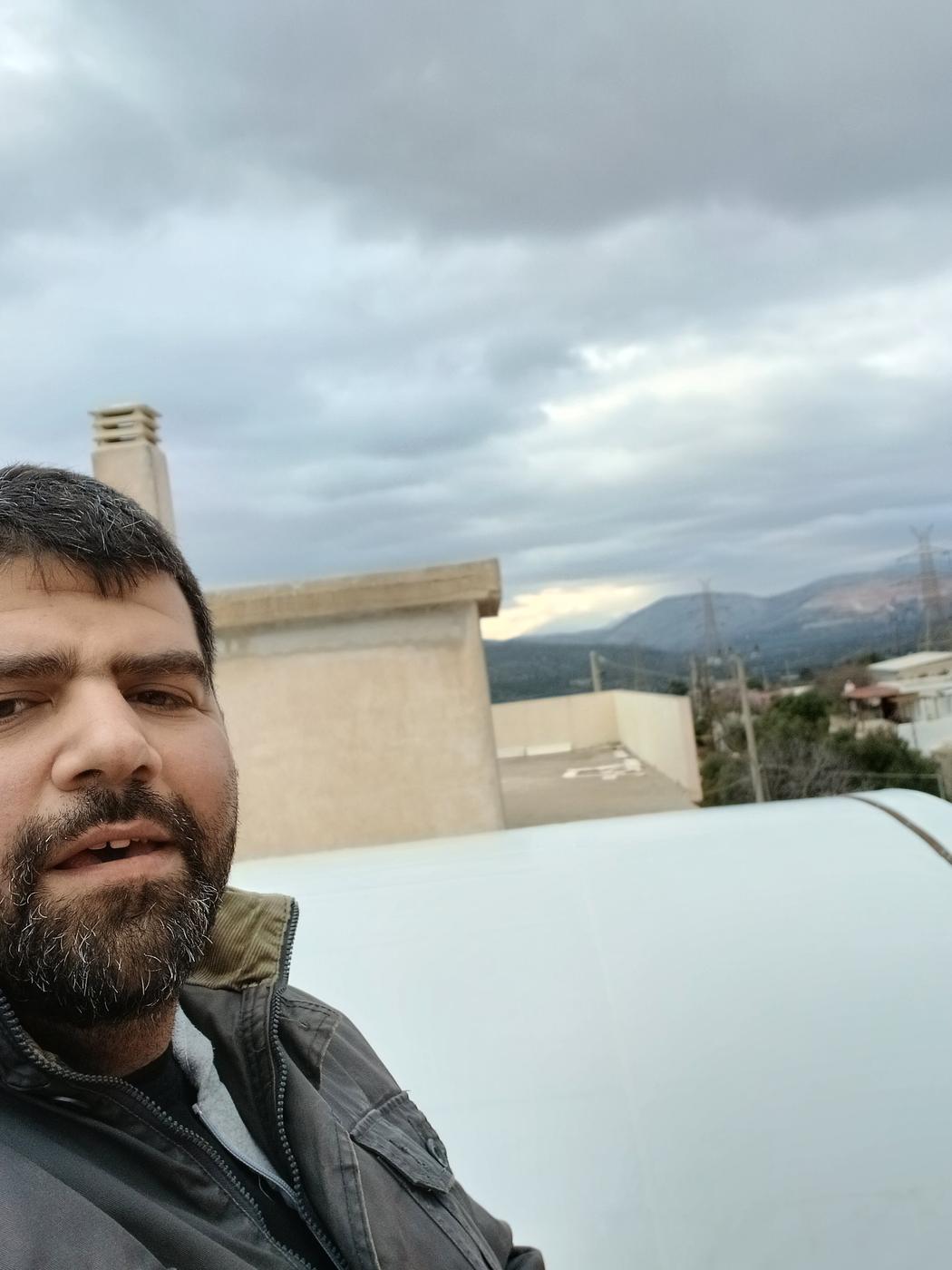 Λάμπρος Τόπαλης σε ταράτσα κατά την τοποθέτηση