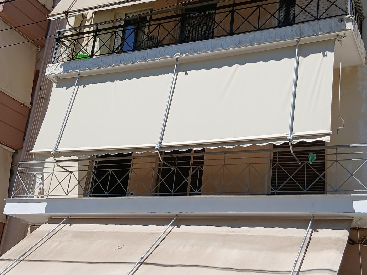Κάθετες τέντες σε μπαλκόνι πολυκατοικίας