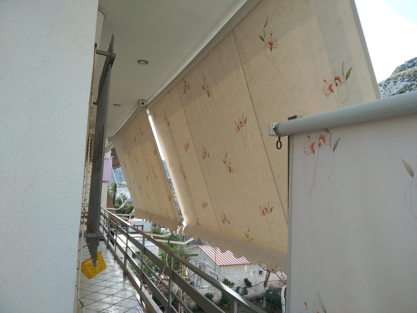 Floral κάθετες τέντες σε μπαλκόνι
